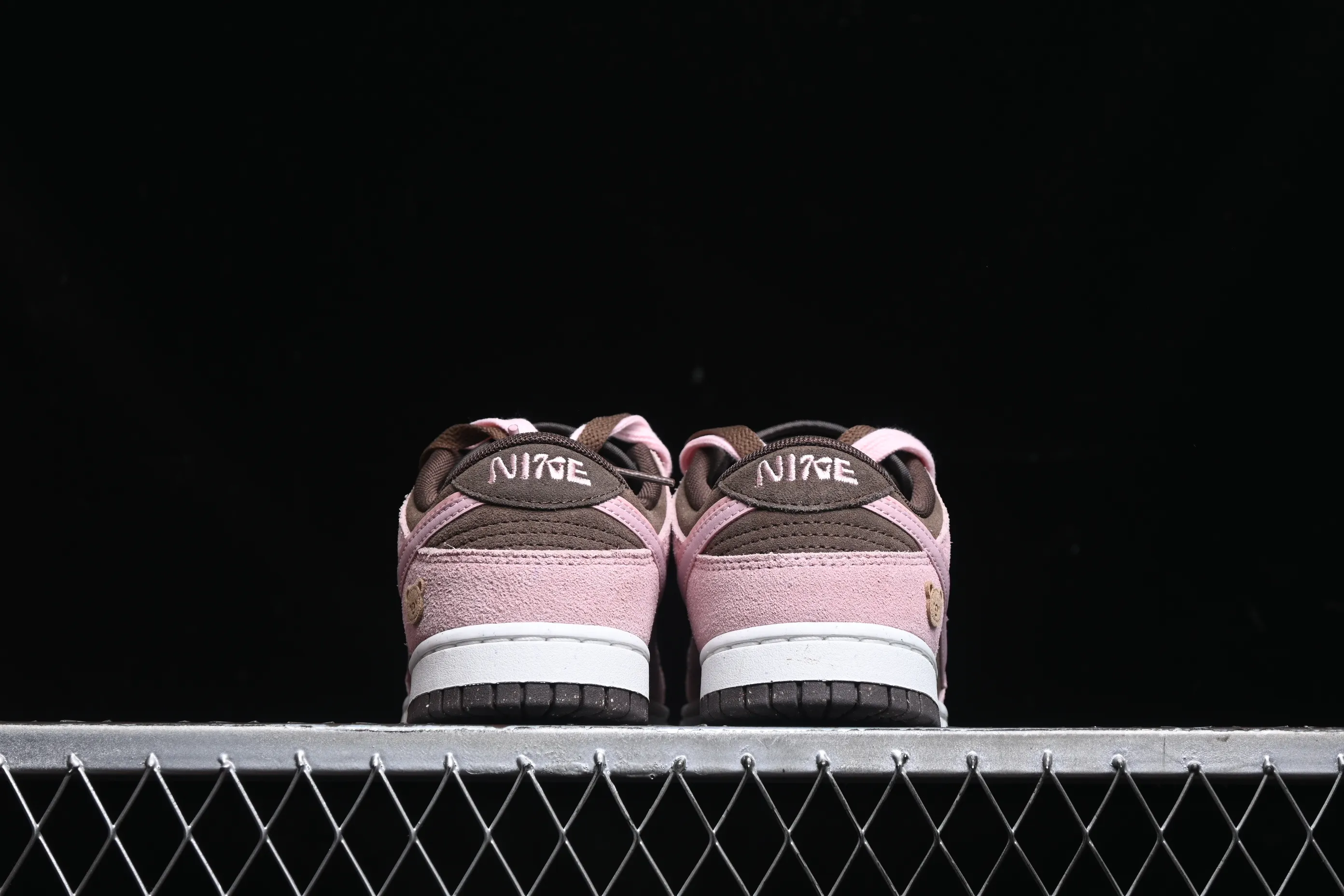 All categories Nk SB Dunk series Nk SB Dunk Low low-top sneakers Nk Dunk Low 85 double hook series Strawberry chestnut SB low-top sports and leisure sneakers HV1799-161